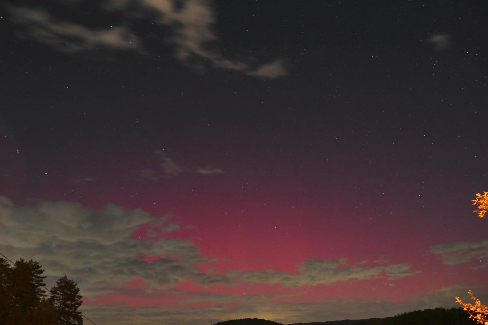 Rijetki fenomen: Aurora borealis obasjala nebo iznad Tuzle