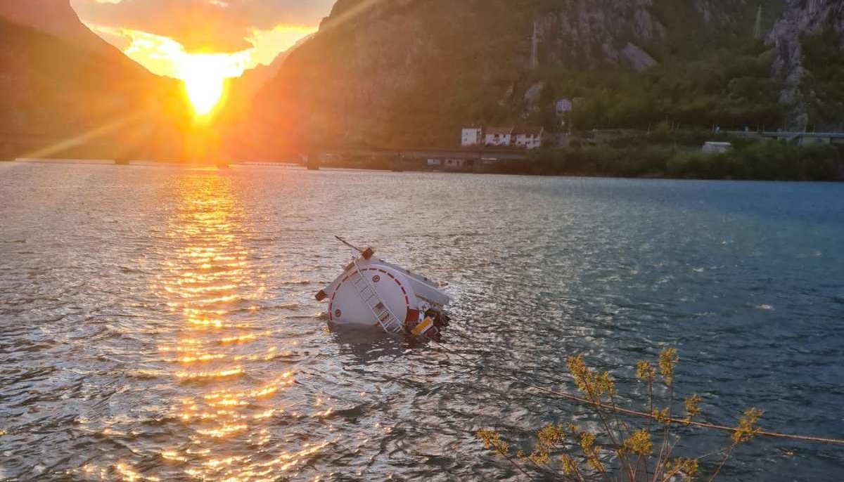 Ronioci izvukli tijelo vozača cisterne koja je sletjela u jezero kod Mostara