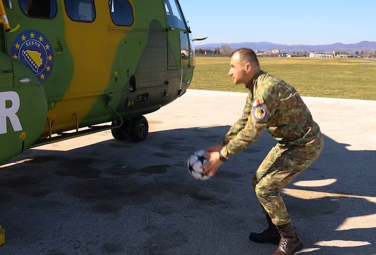 Rumunski vojnici u EUFOR-u poželjeli sreću svojoj reprezentaciji protiv BiH