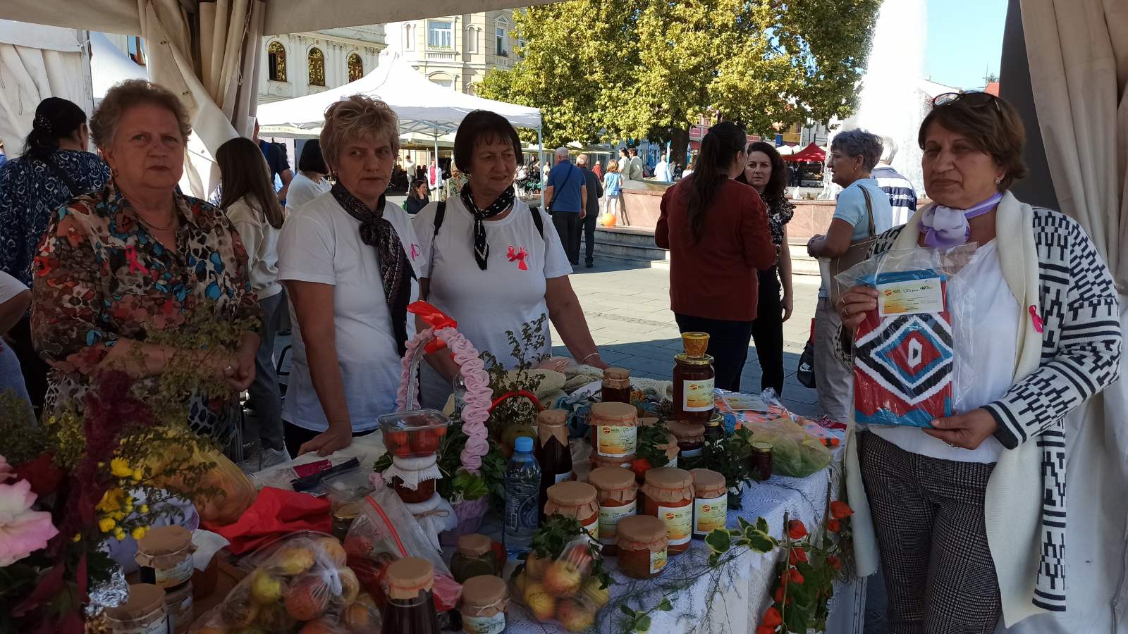 Foto / Sajam 'Žena sa sela u Tuzli': Štandovi puni domaćih proizvoda