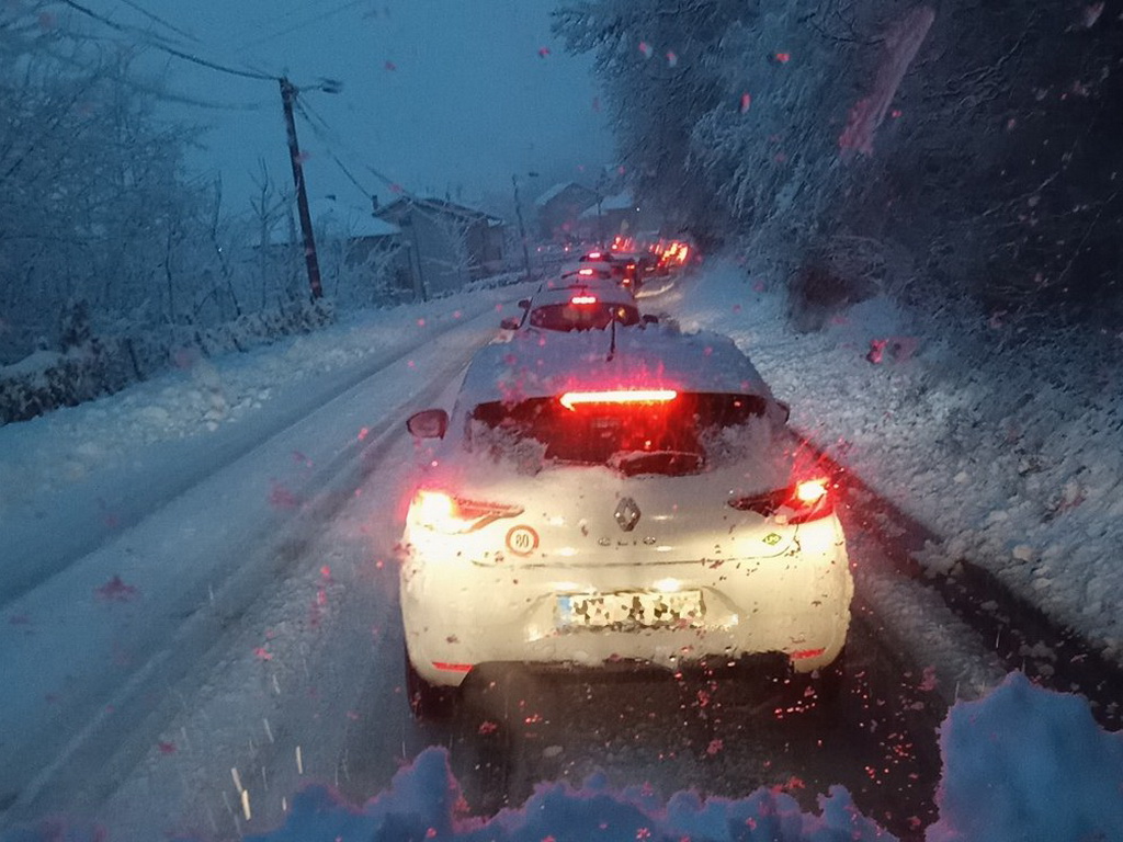 Saobraćaj i dalje obustavljen na nekoliko puteva zbog velike količine snijega