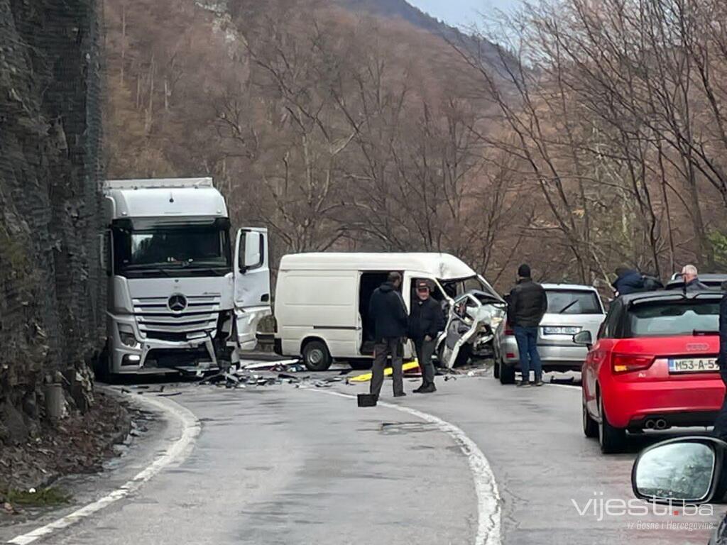 Saobraćajna nesreća kod Olova: Žestok sudar kamiona i kombija