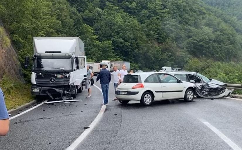 Saobraćajna nesreća na Bradini: Sudar kamiona i dva automobila