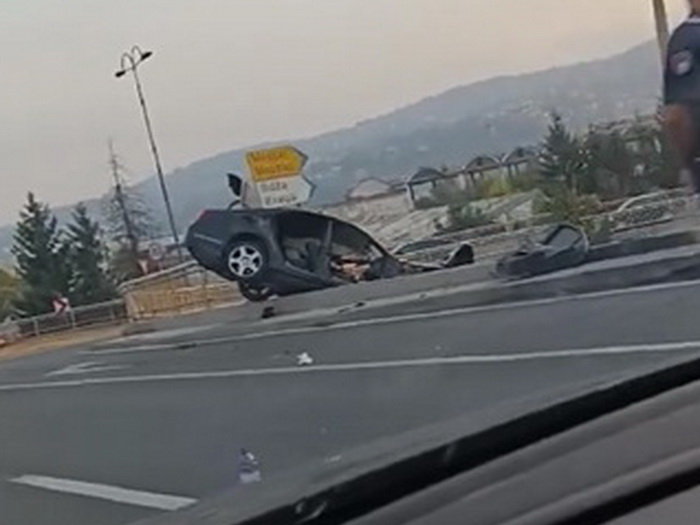 Saobraćajna nesreća na Stupu: Automobil prošao kroz metalnu ogradu