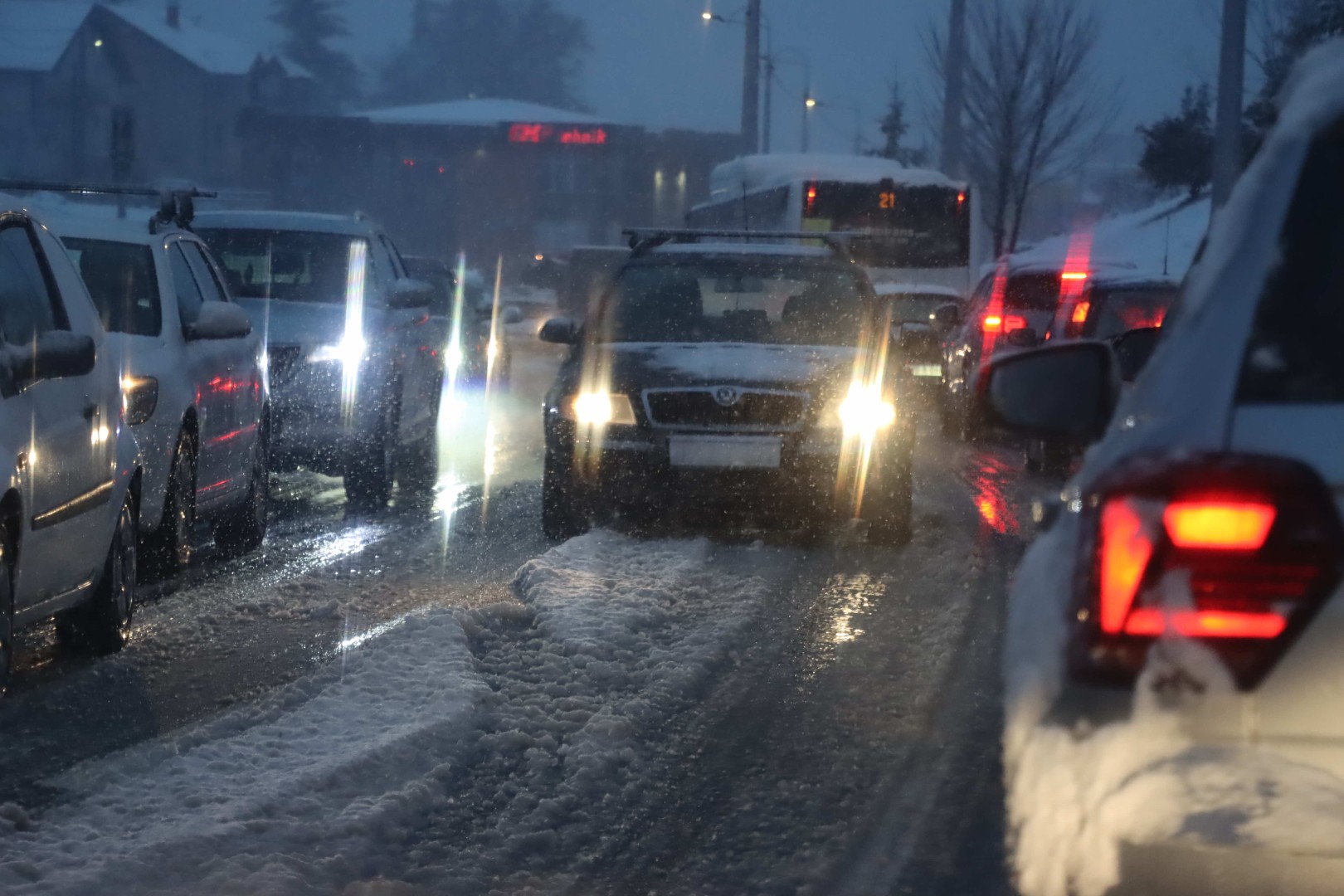 Saobraćajni kolaps u Sarajevu zbog snijega