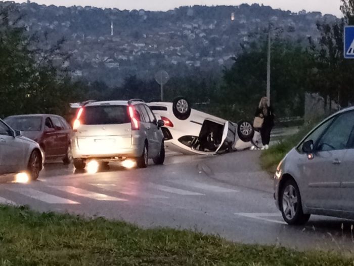 Sarajevo: Automobil završio na krovu, stvorile se ogromne gužve