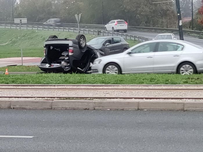 Sarajevo: Automobil završio na krovu, stvorile se velike gužve