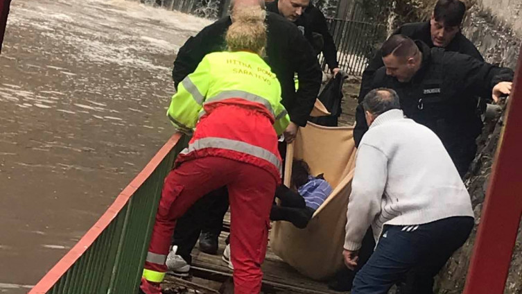 Sarajevo: Policajci spasili muškarca iz Miljacke