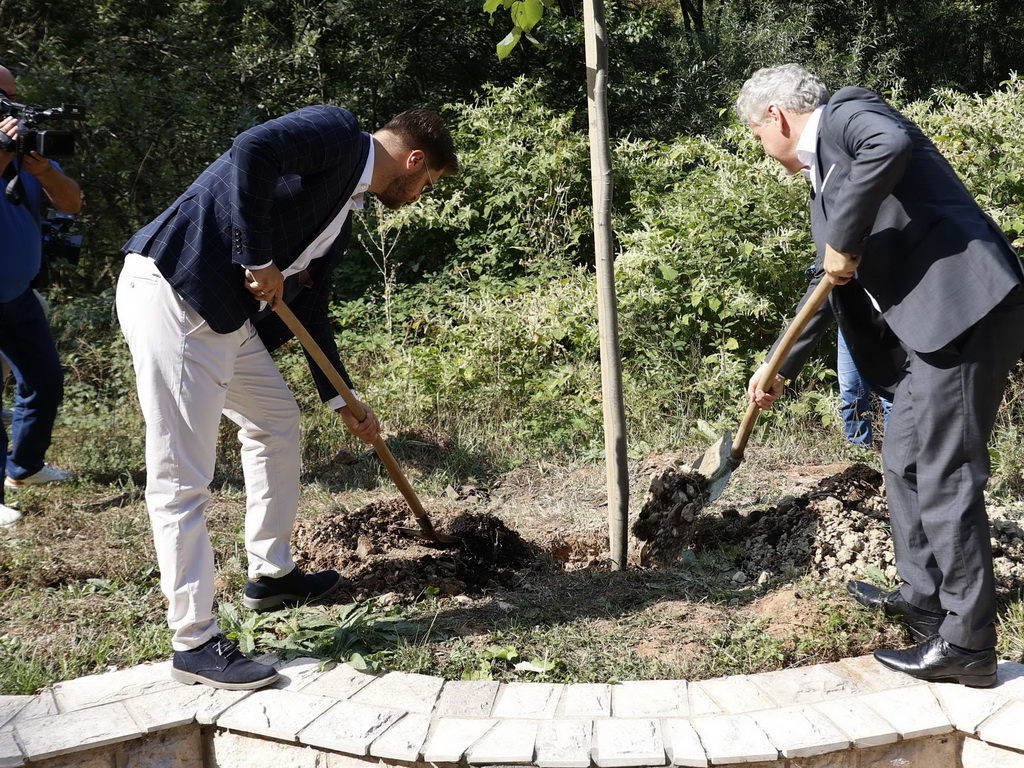 Sattler zasadio drvo u Aleji ambasadora: BiH je moj drugi dom