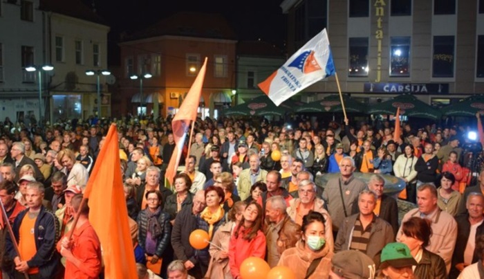 SDP-ovi i Kukićevi vijećnici pozivaju plivače na jezera, a sjednice GV Tuzle samo on line