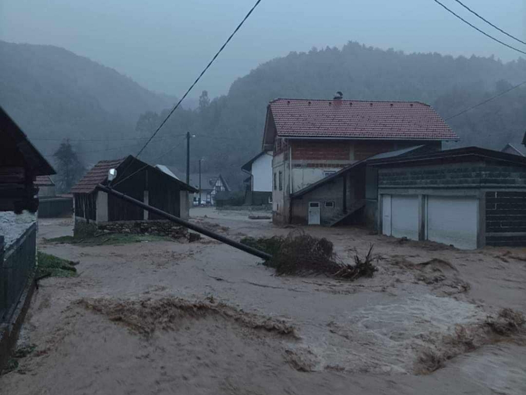 Selo u BiH zadesila katastrofa: Voda posvuda, ruše se stabla, stubovi...