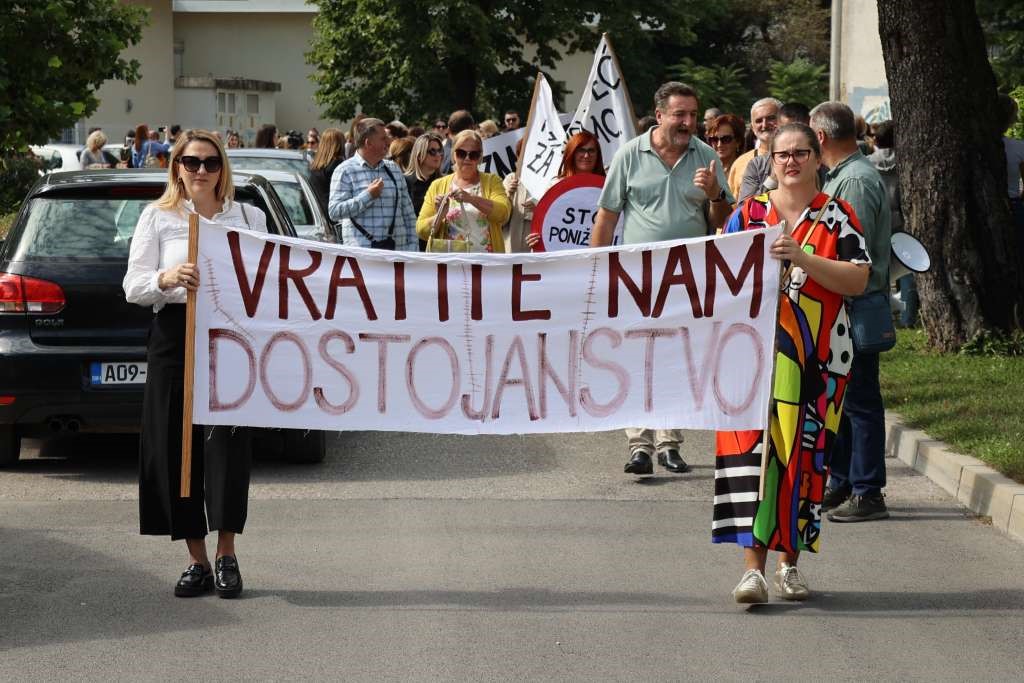 Sindikati obrazovanja HNK protestnom šetnjom obilježili Dan učitelja