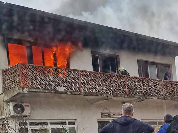 Široki Brijeg: U požaru izgorio sprat kuće, povrijeđena jedna osoba