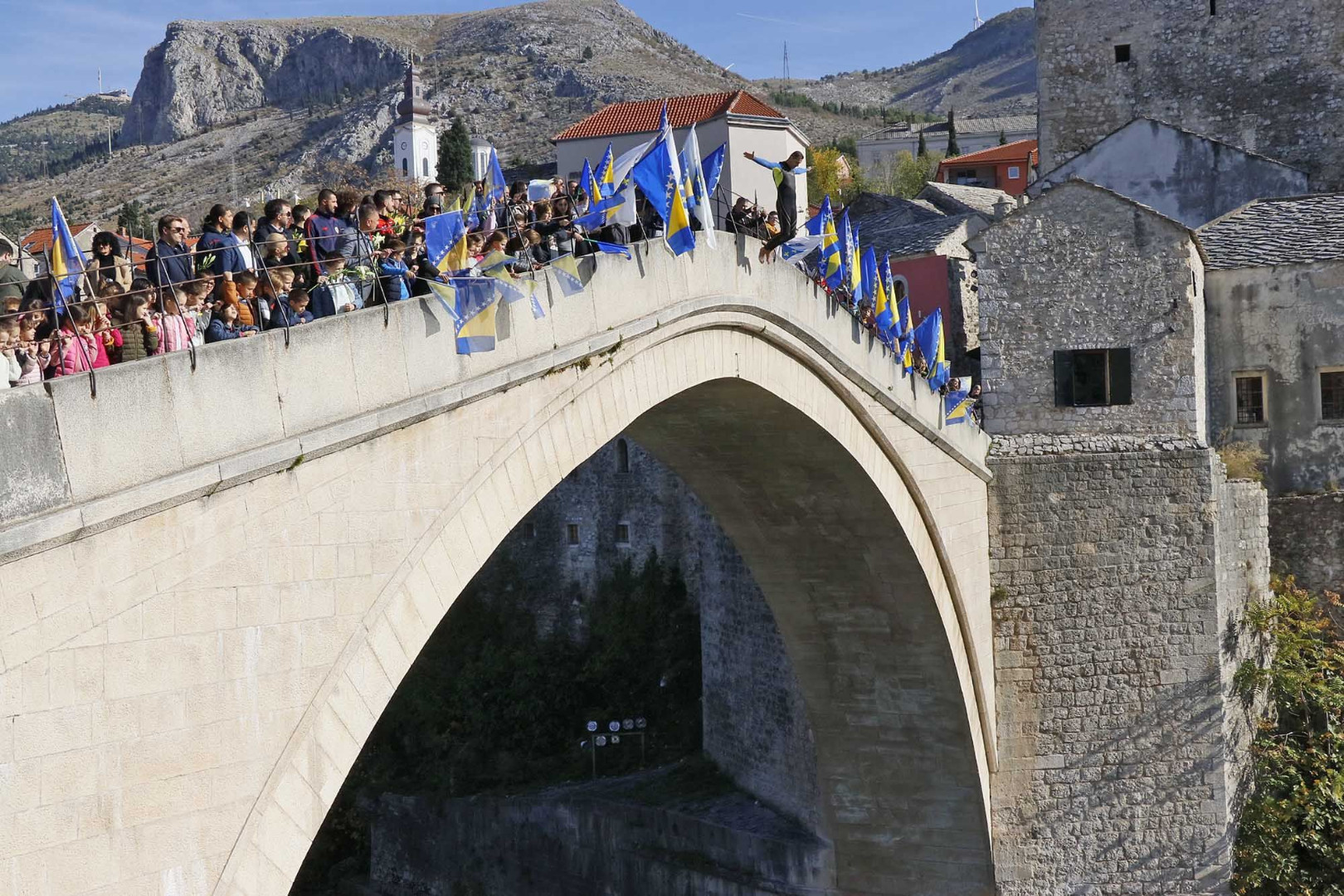 Skokom bez aplauza obilježena godišnjica rušenja Starog mosta