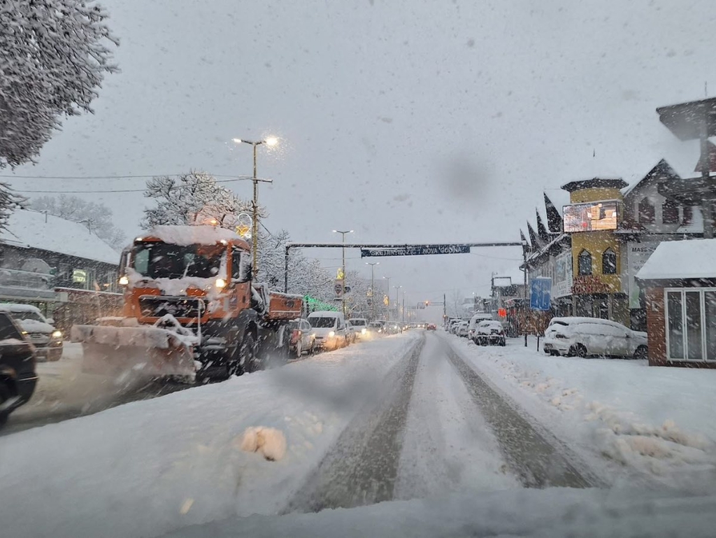 Snijeg izazvao probleme širom BiH, a tek je počeo padati