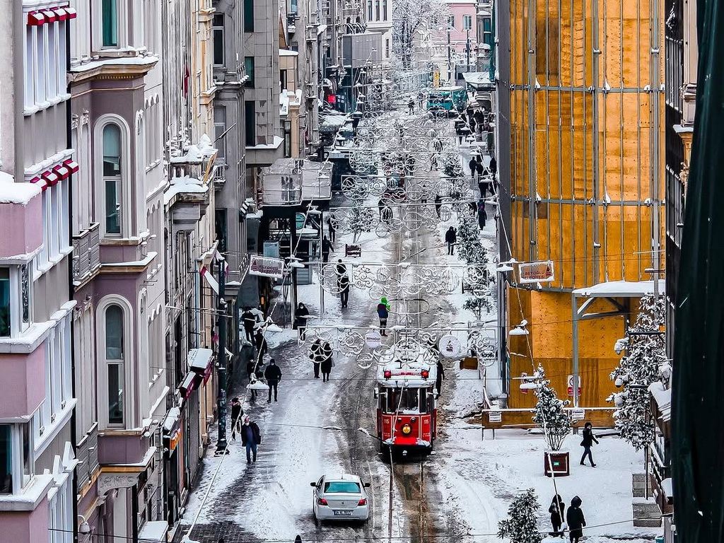 Snijeg u Istanbulu donio probleme, otkazani letovi i nastava