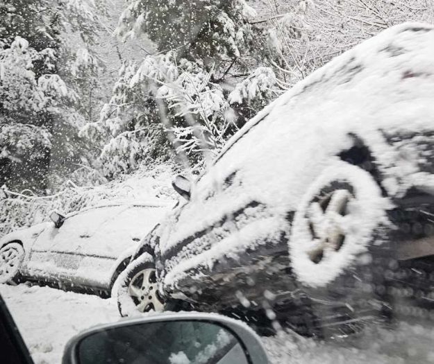 Snijeg u Tuzli pravi haos: Brojne saobraćajne nesreće