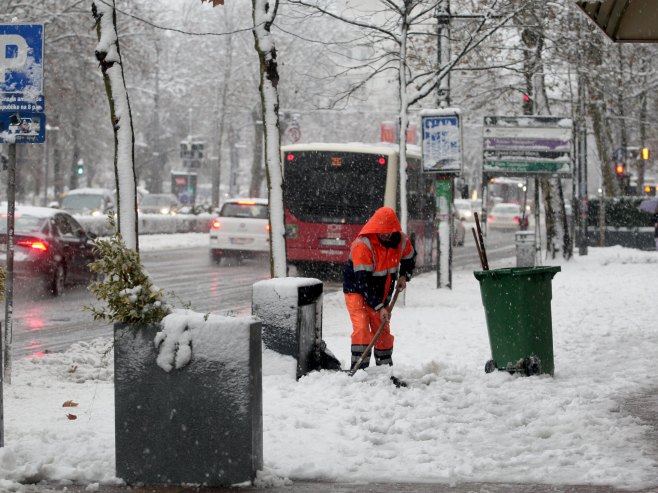 Snijeg zabijelio i Srbiju: Otežan saobraćaj, na snazi crveni alarm