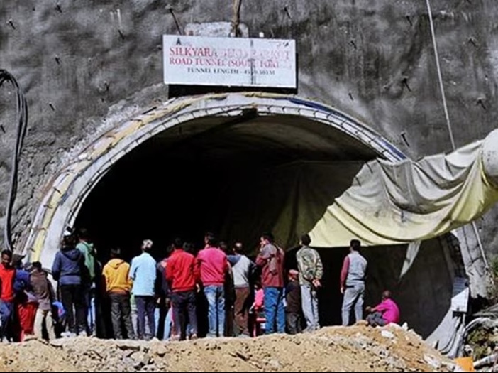 Spasioci i dalje buše tunel kako bi spasili 40 radnik, zatrpani već peti dan