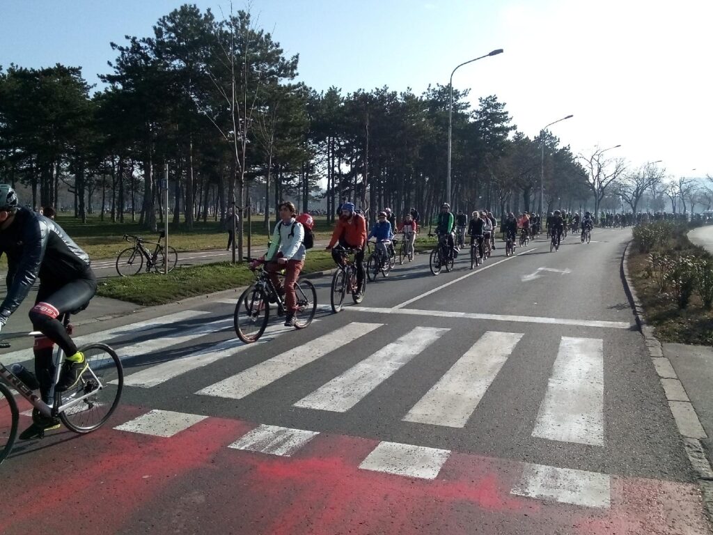 Srbija: Studenti biciklima krenuli ka Novom Sadu, podržavaju ih i penzioneri