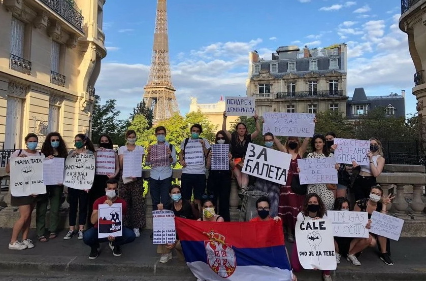 Srbijanski studenti u Parizu poručili Vučiću: Ti si COVID Srbije