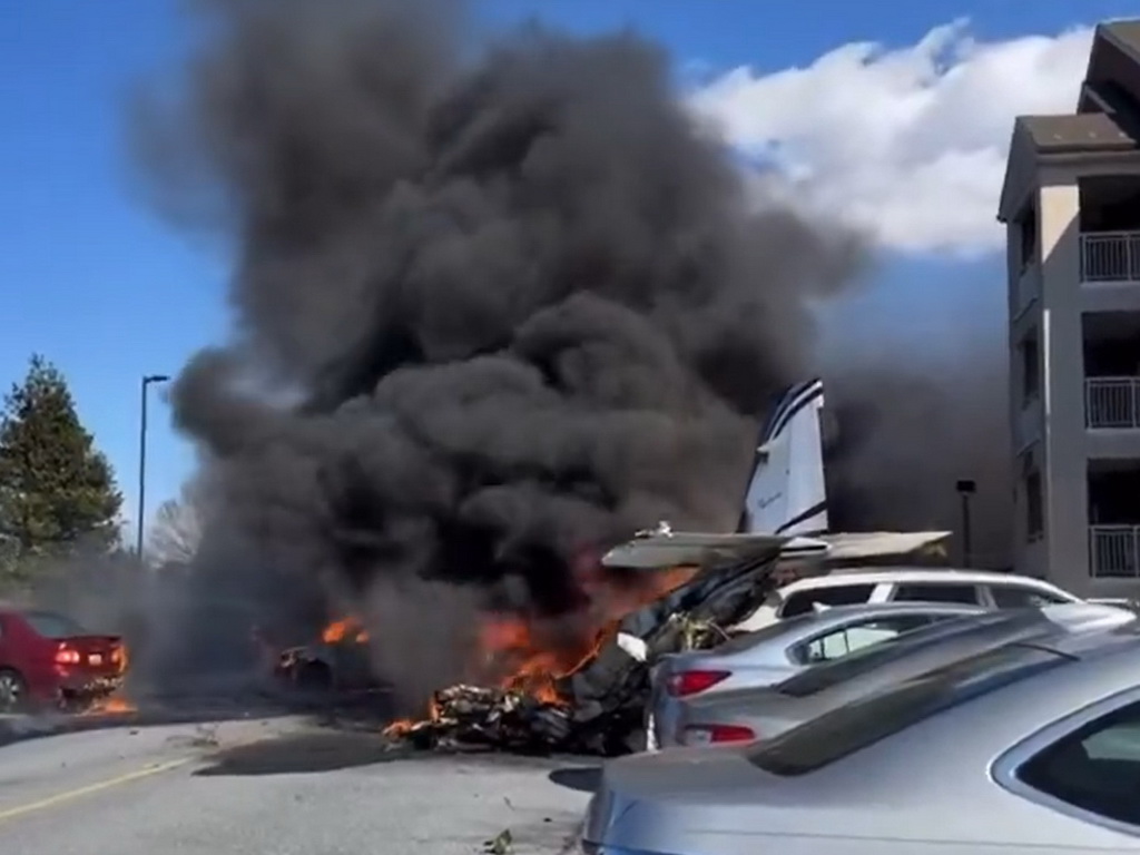 Srušio se mali avion u SAD-u, pao na parking