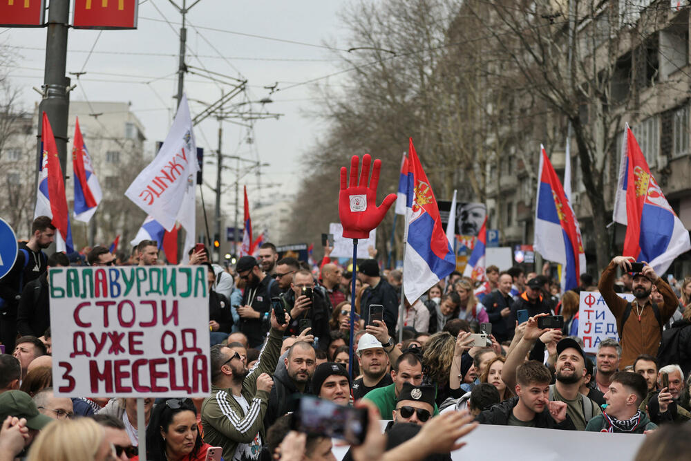 Šta znače plave baklje na studentskom protestu?