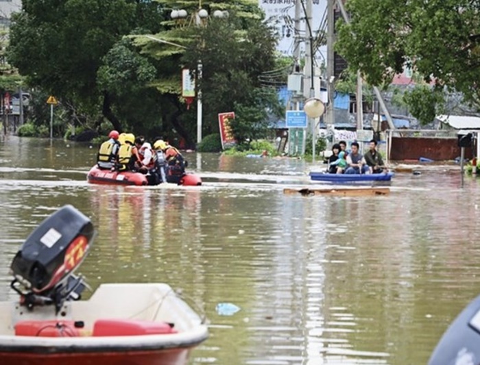 Strašne poplave u Kini: Spasioci čamcima i helikopterima evakuišu zarobljene