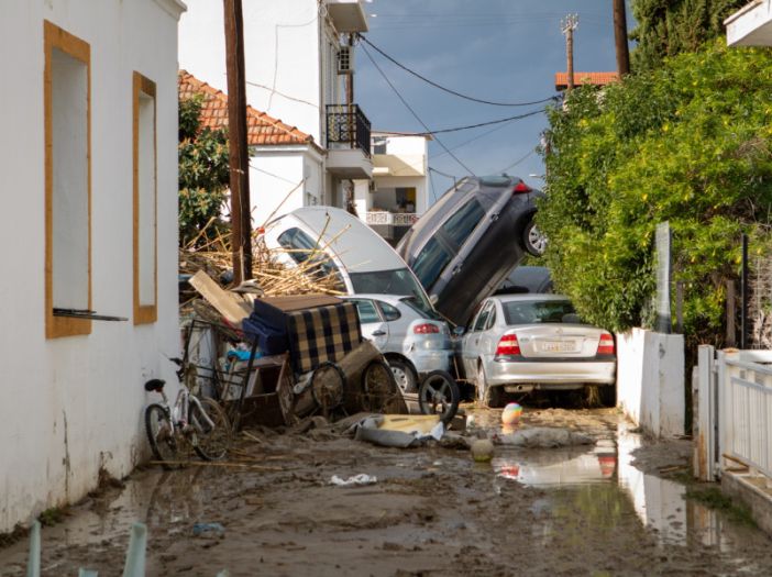 Strašni prizori iz Grčke: Auta uništena, naselja poplavljena...