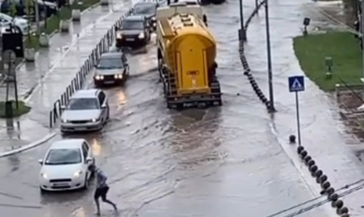 Strašno Nevrijeme Pogodilo Srbiju, Vjetar Nosio Krovove,padao Grad ...