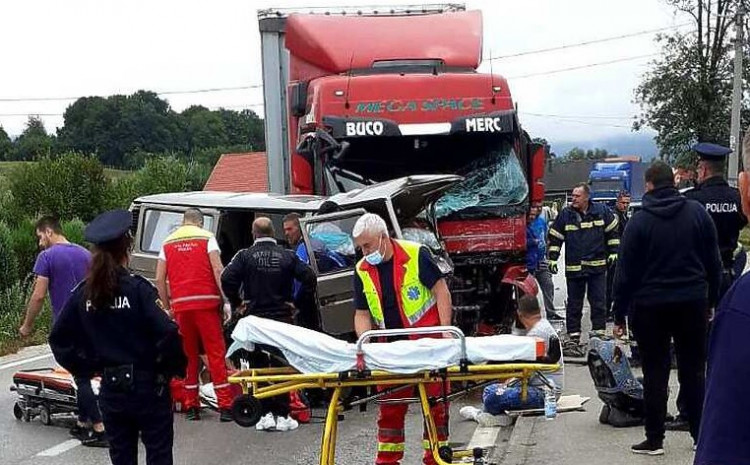 Stravična nesreća kod Kiseljaka: U sudaru kamiona i kombija poginula jedna osoba