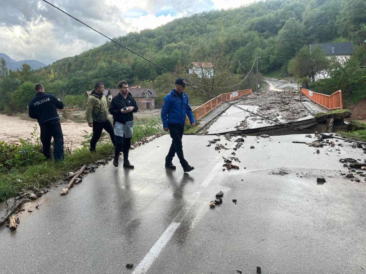 Stravični prizori iz Konjica: Situacija i dalje kritična, spasioci na terenu