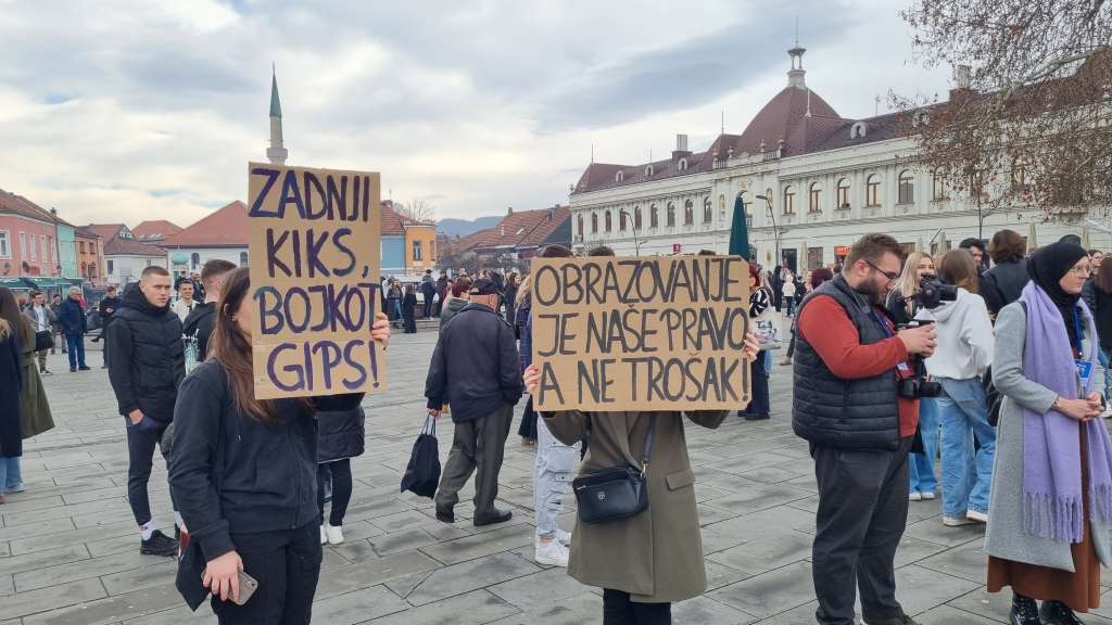 Studenti i učenici u TK najavili bojkot nastave zbog ukidanja saobraćajnih linija