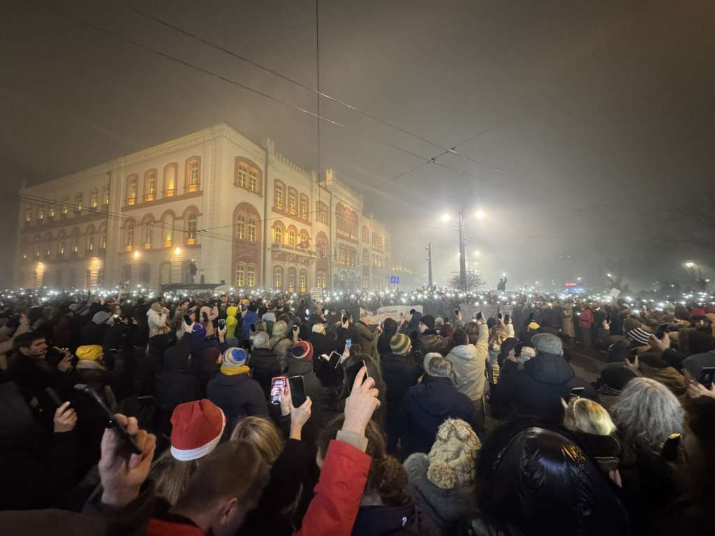 Studenti u Srbiji ispratili 2024. šutnjom: 'Nema nove - za staru ste nam još dužni'