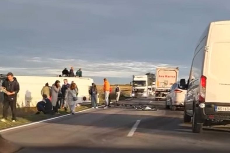 Sudar đačkog autobusa i automobila kod Novog Sada, ima poginulih