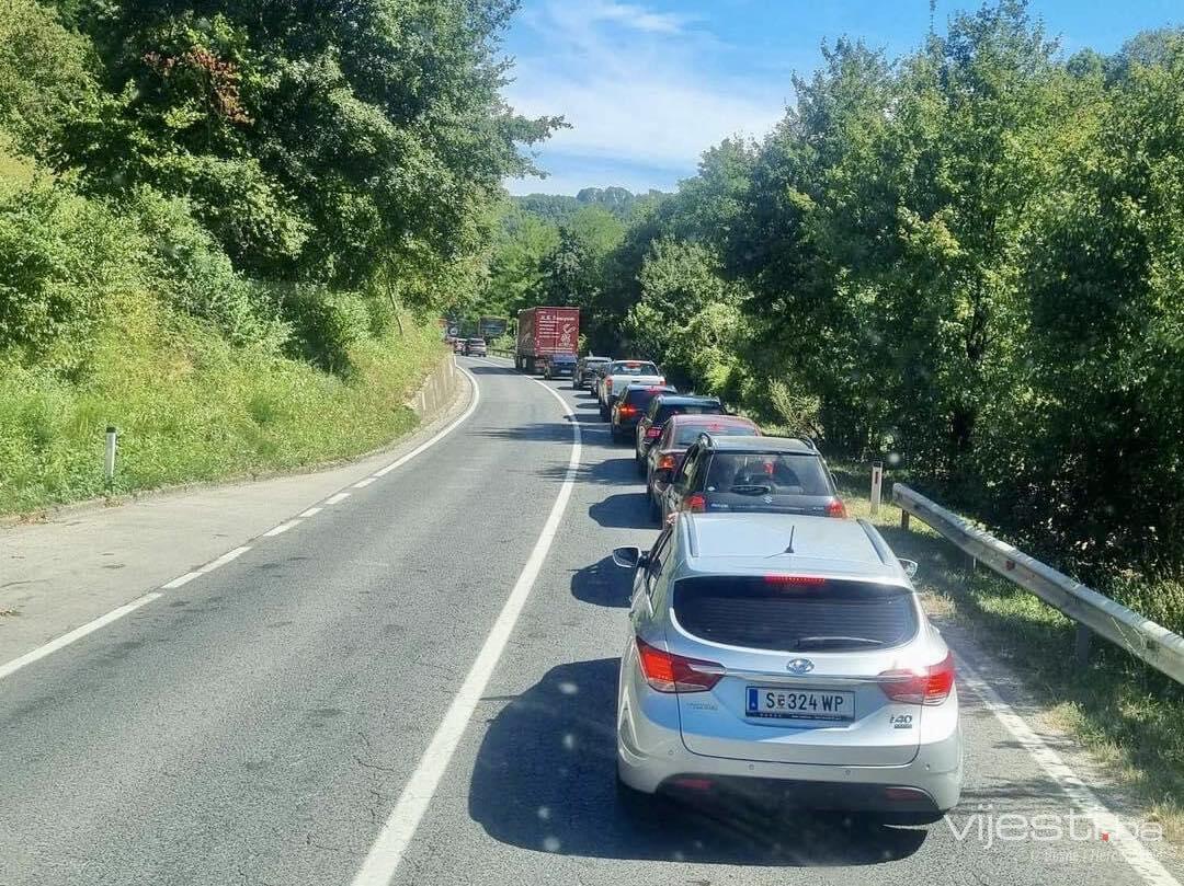 Sudar kamiona i automobila kod Tuzle, jedna osoba poginula