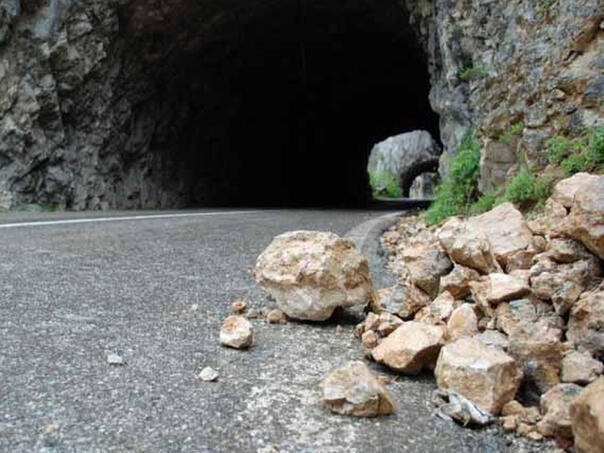 Suh i mjestimično vlažan kolovoz, oprez zbog odrona