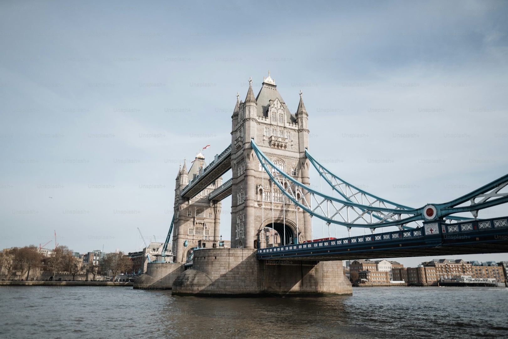 Sumnjivi paketi izazvali haos u Londonu, izvršene kontrolisane eksplozije i evakuacije