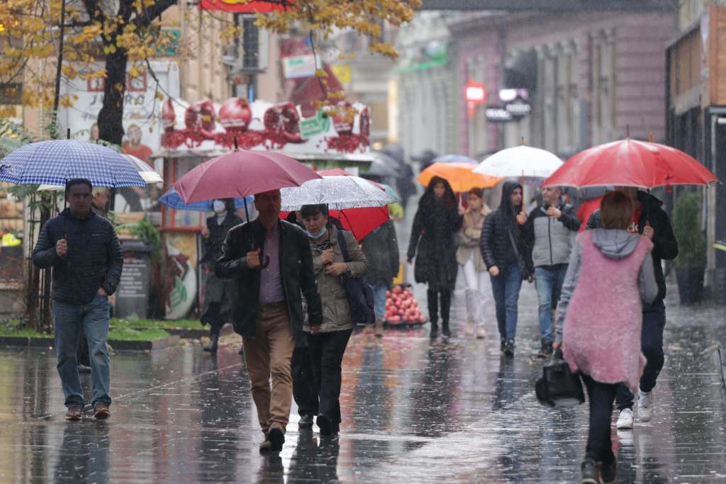 Sutra naoblačenje sa padavinama širom zemlje, uz pad temperatura