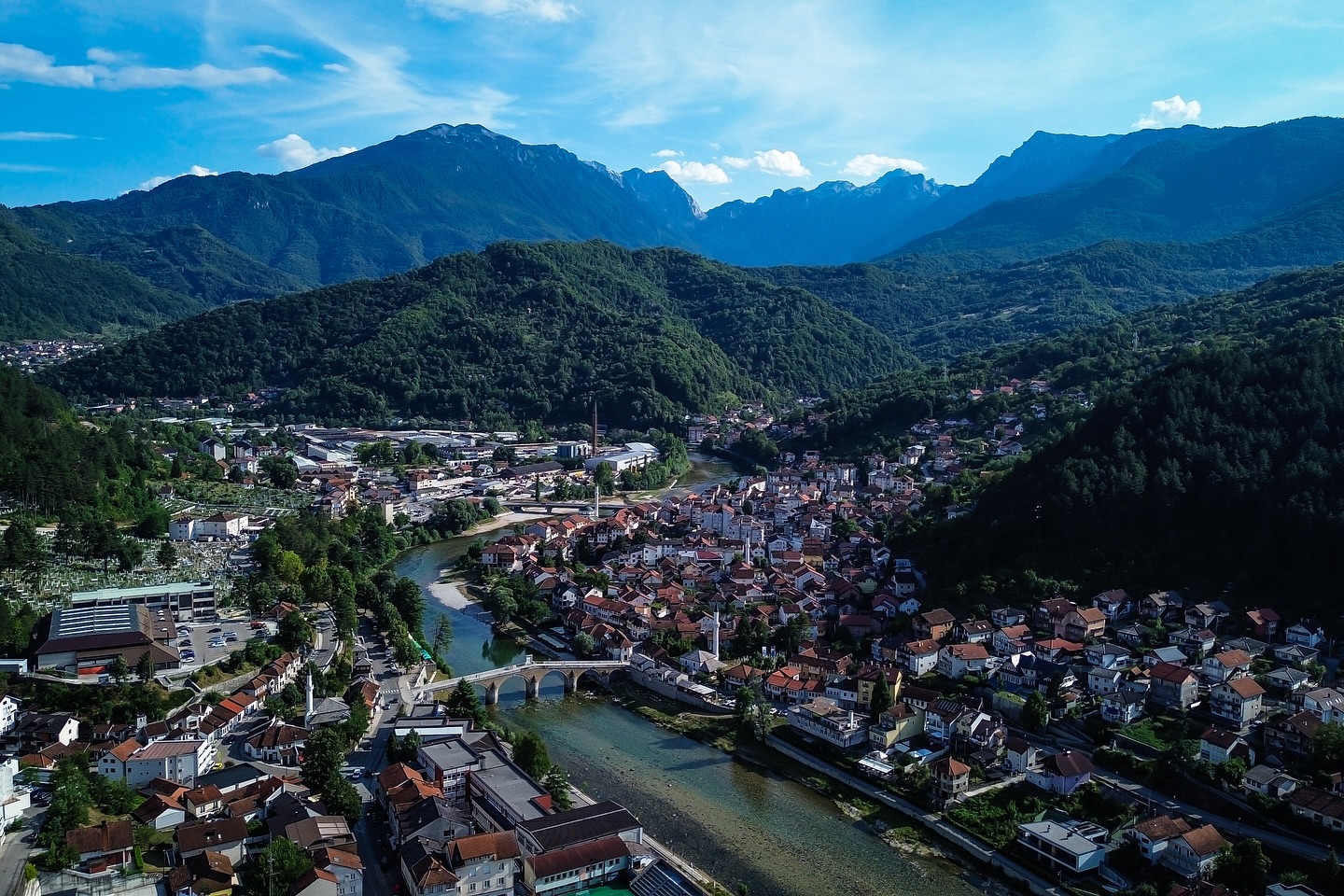 Sutra pretežno oblačno sa kišom i lokalnim pljuskovima