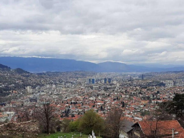 Sutra pretežno oblačno uz postepeno razvedravanje