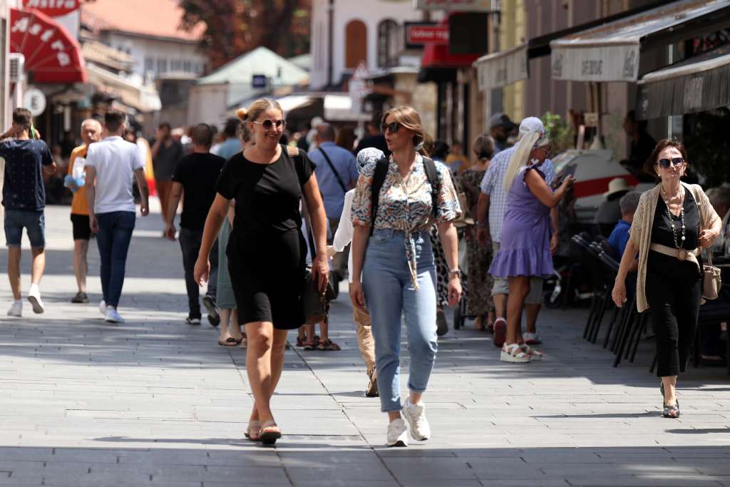 Sutra sunčano uz malu do umjerenu oblačnost, temperatura do 30 stepeni