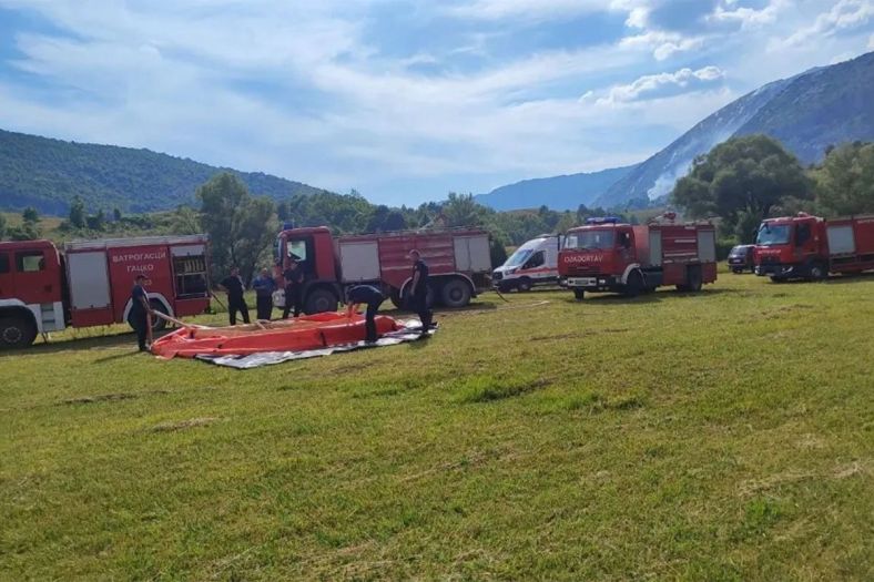 Sve veći požar kod Gacka, vatru gasi i helikopter