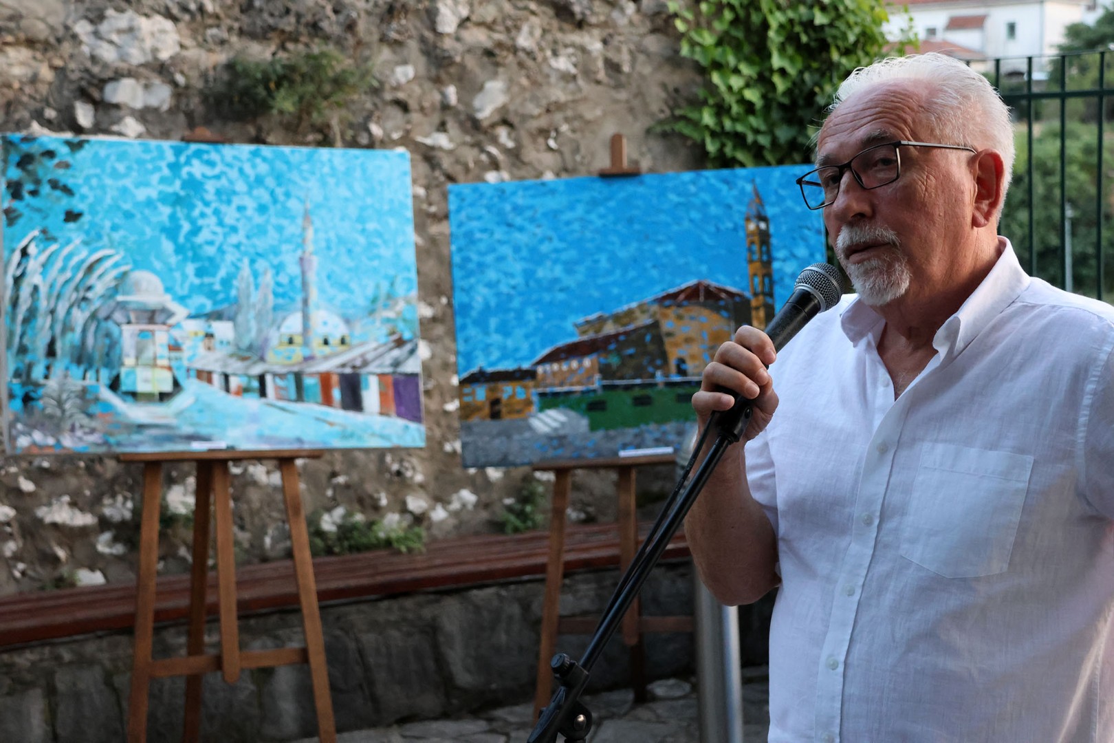'Svijet u plavom' u Mostaru: Izložba Rešit Ismeta prvi put u gradu na Neretvi