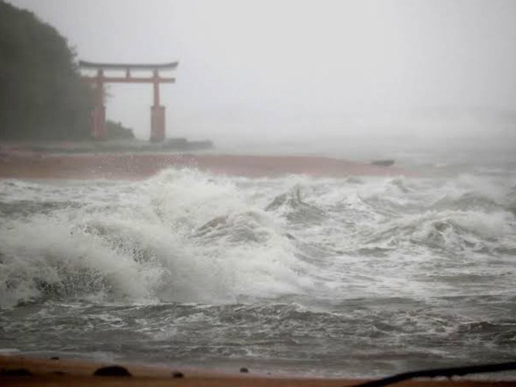 Tajfun ide prema Japanu, evakuisano gotovo 260.000 ljudi