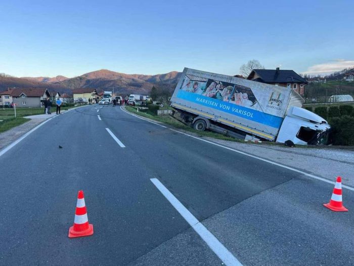 Teška nesreća kod Tešnja: Motor prepolovljen, vozač teže povrijeđen