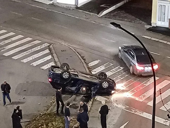 Teška nesreća u Banjaluci: Auto na krovu, prolaznici izvukli vozača