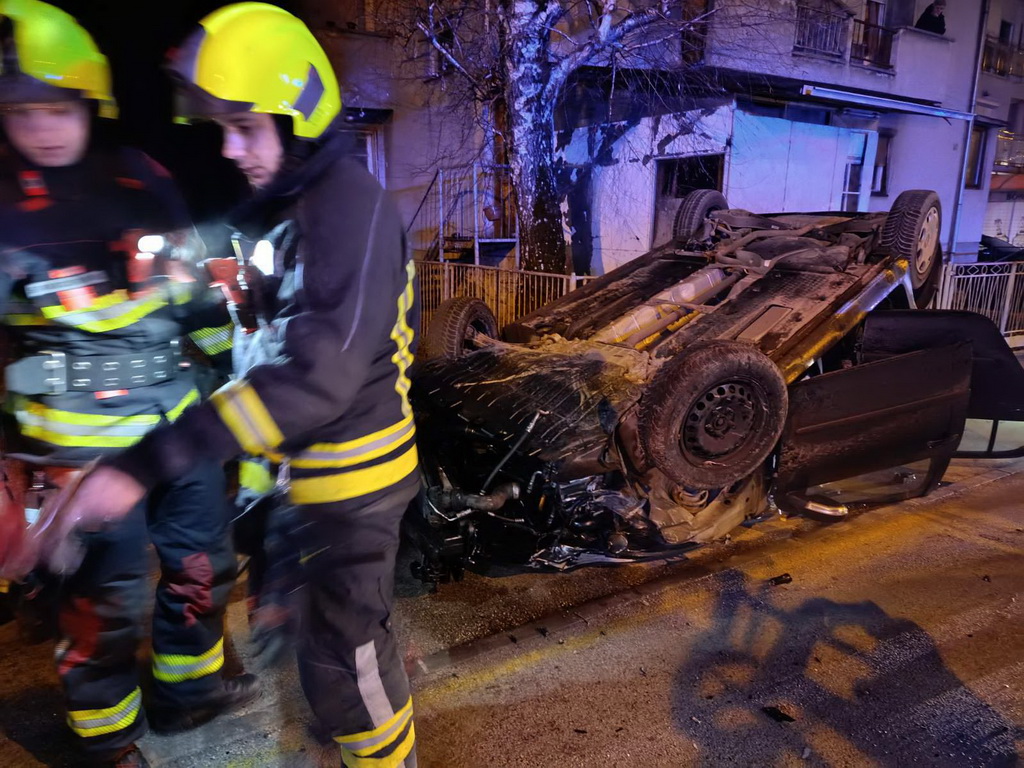 Teška nesreća u Banjaluci: Vozilo završilo na krovu