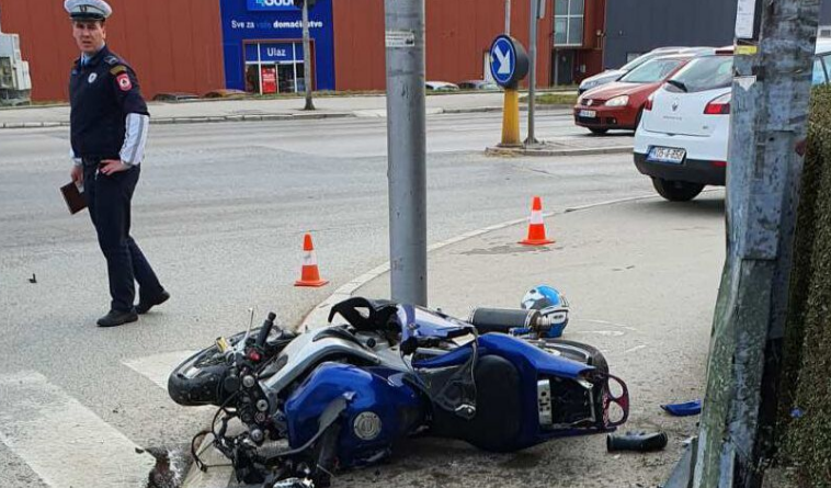 Teška nesreća u Banjoj Luci: Maloljetnik se motorom zabio u banderu