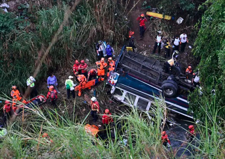 Teška nesreća u Gvatemali: Autobus sletio s mosta, najmanje 50 poginulih